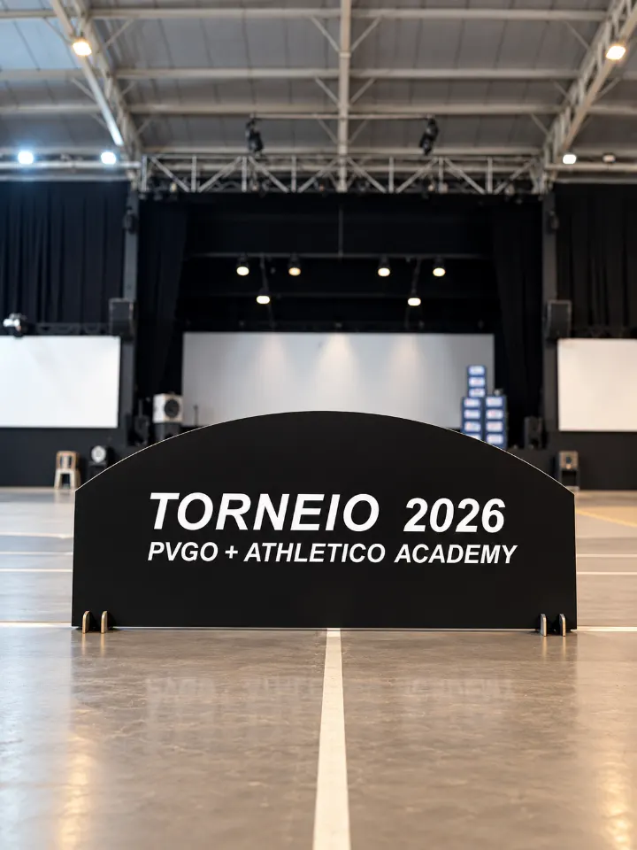 Placa em arco de MDF preto com texto recortado para torneio esportivo